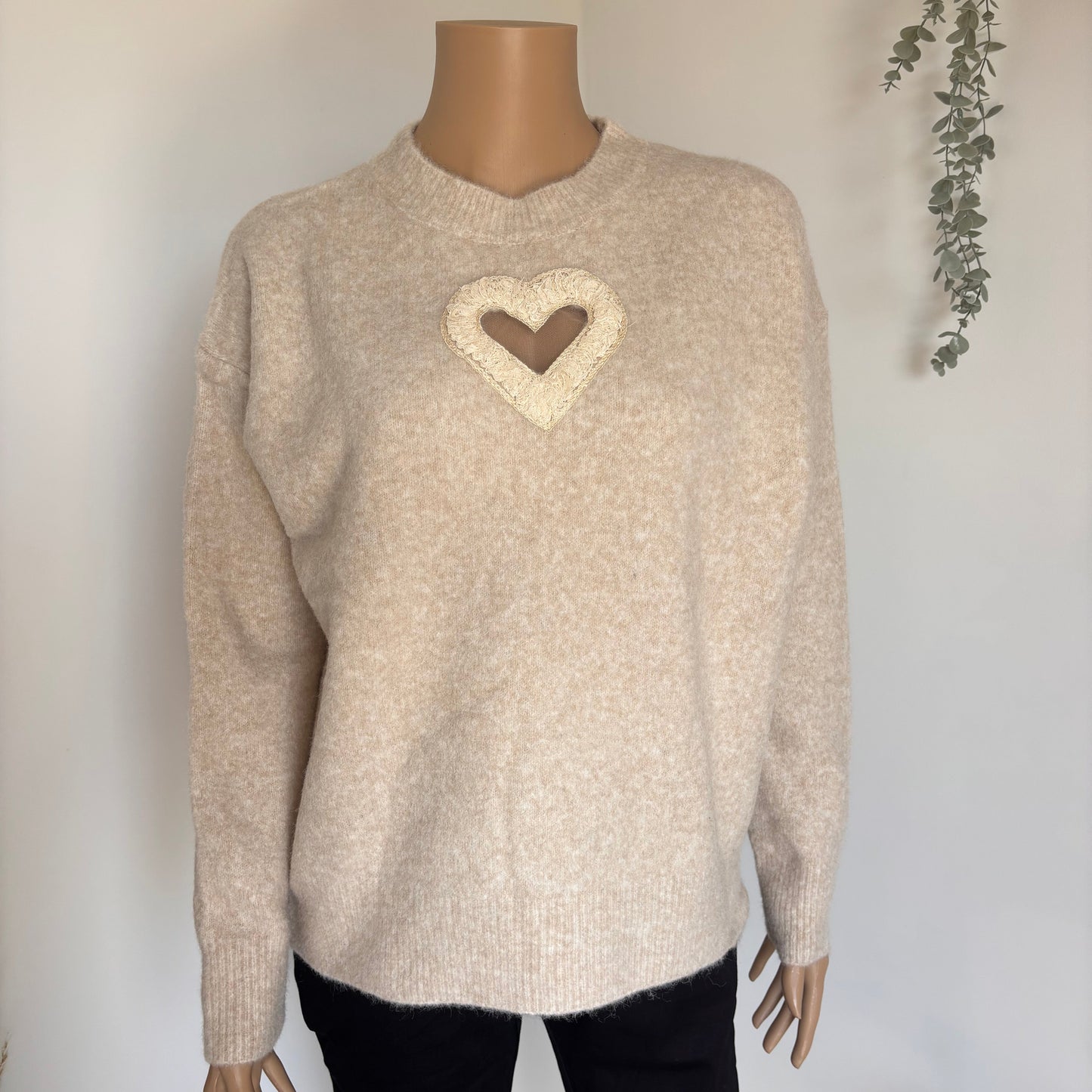 Pull beige détail cœur