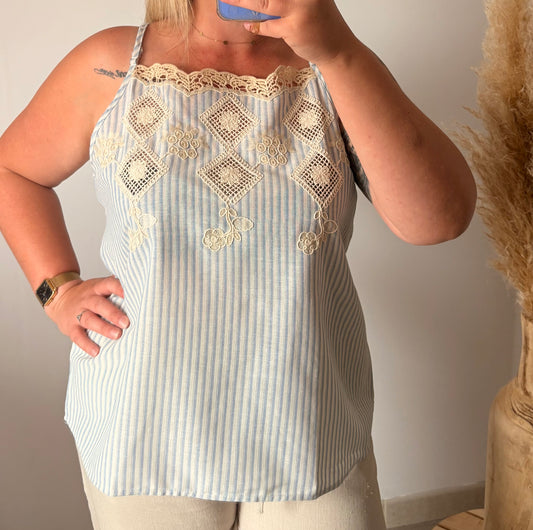Top rayé bleu à bretelles - Détail en crochet