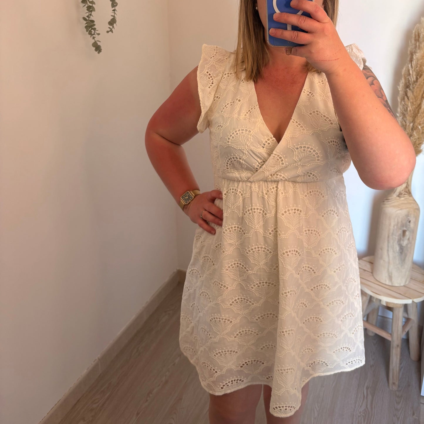 Robe fluide et broderie écru
