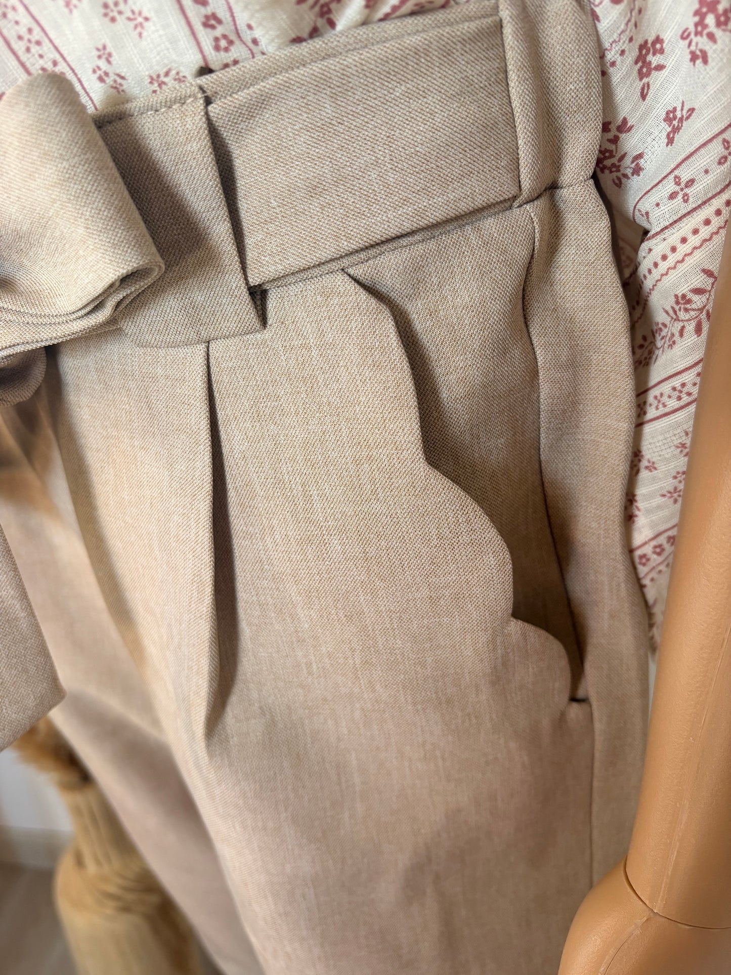 Pantalon beige confortable à nouer