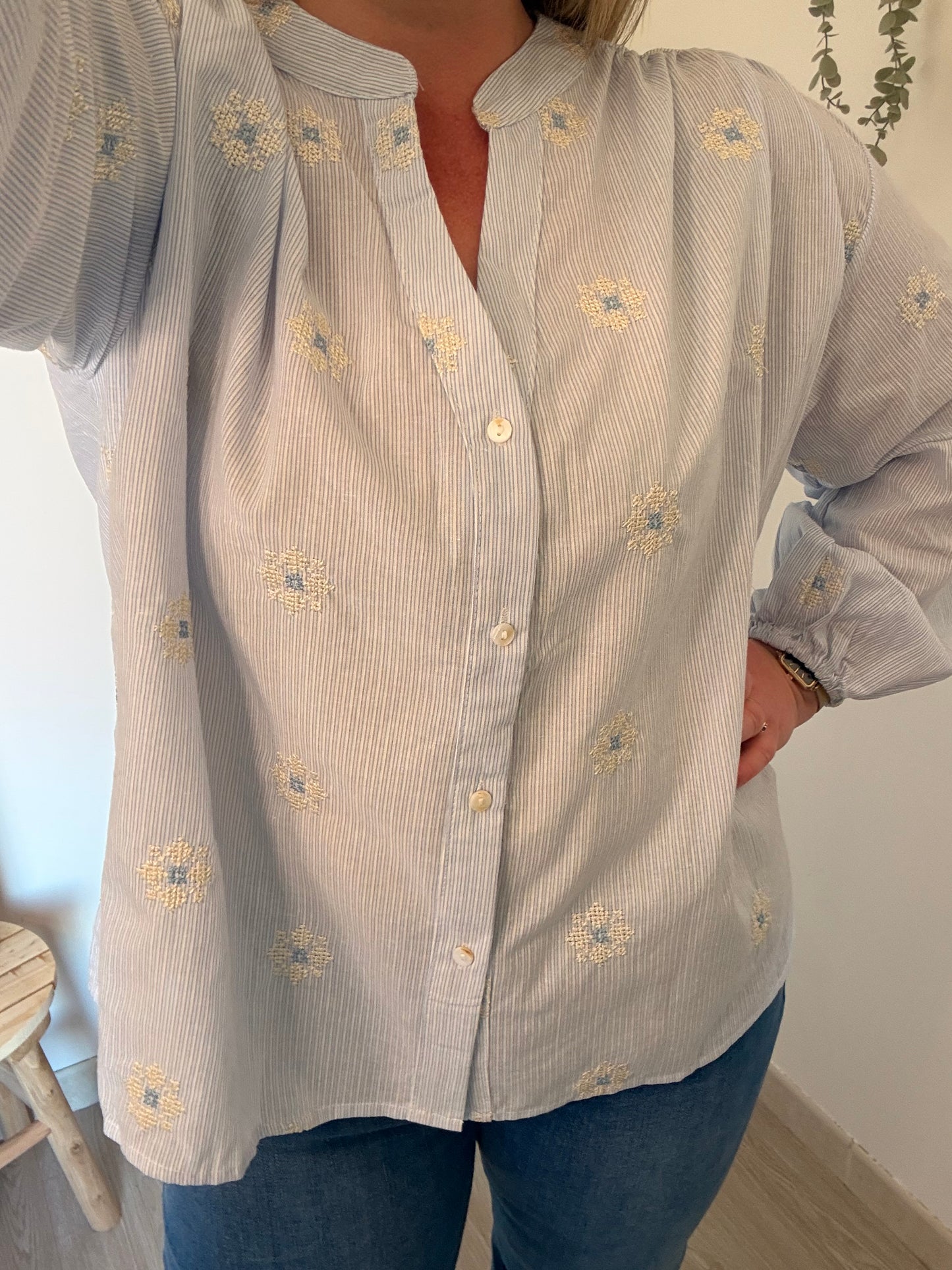 Chemisier bleu fleurs brodé￼